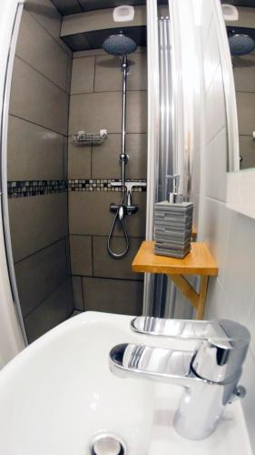 une salle de bain avec un lavabo et un miroir dans l'établissement Coeur de ville, joli 2 pieces au 1er étage, Wifi !, à Chartres