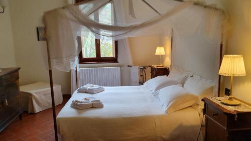 a bedroom with a white bed with towels on it at Casa Zia Cianetta Residenza di Campagna in Capodacqua di Foligno