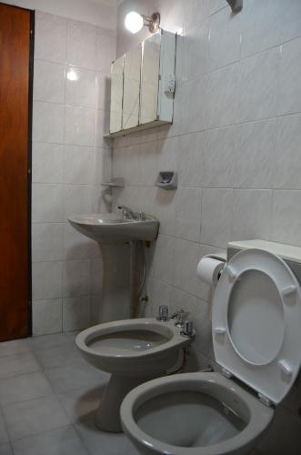 La salle de bains est pourvue de toilettes et d'un lavabo. dans l'établissement TAID, à Esquel