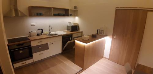 Three Apartmentにあるキッチンまたは簡易キッチン