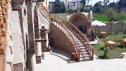 Κήπος έξω από το Embrace Hotel