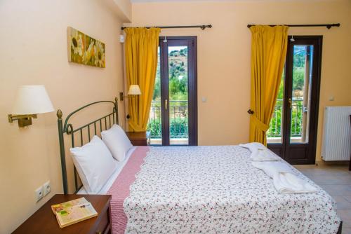 Una cama o camas en una habitación de Kefalos Villas