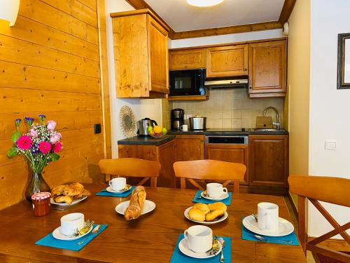 Η κουζίνα ή μικρή κουζίνα στο ALPS les ARCS 1950 Prince des Cimes, ski-in out,swimming pool, sauna, shoes dryer