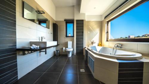 Kylpyhuone majoituspaikassa Villa Majestic Crete heated pool and sauna