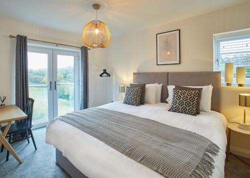 1 dormitorio con cama, escritorio y ventana en Host & Stay - Hoggarths Retreat, en Whitby