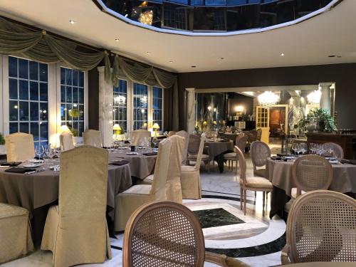 une salle à manger avec des tables et des chaises et un plafond dans l'établissement Dépendance Maison Géron, à Malmedy