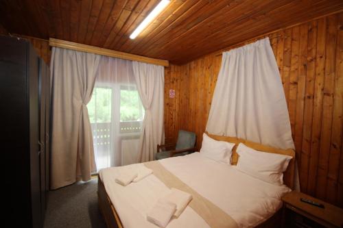 En eller flere senger på et rom på Vila Lucica