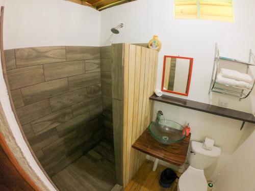 Un baño con ducha, lavabo e inodoro. en Chill-Inn Nosara, en Nosara