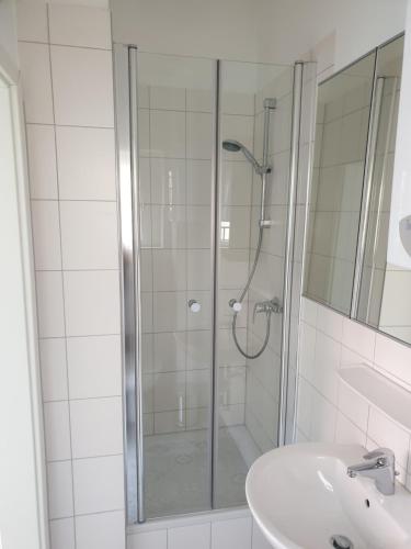 een badkamer met een douche en een wastafel bij Apartment 23 in Coburg