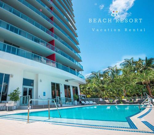 un hôtel avec une piscine en face d'un bâtiment dans l'établissement Bwalk Resort Rentals, à Hollywood