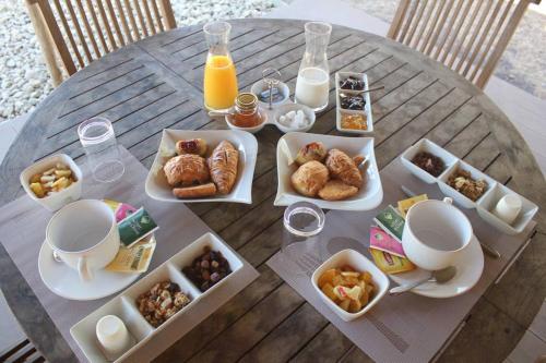 a table with a bunch of breakfast food on it at La Case, un espace qui invite à l'essentiel ! in Bouloupari