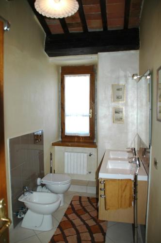 a bathroom with a toilet and a tub and a sink at Casa Giogo in Arezzo
