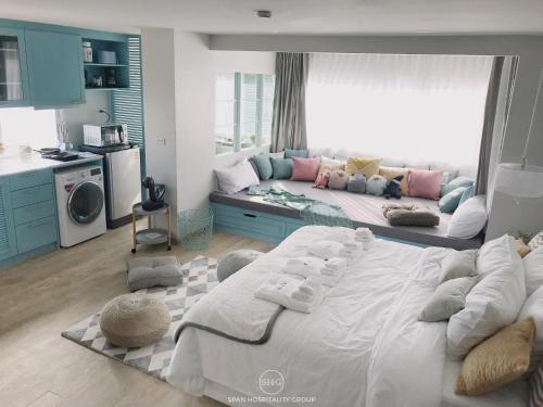 un soggiorno con un grande letto e un divano di Stay in Style at Nimman R918 a Chiang Mai