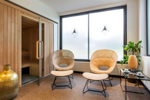 two chairs and a table in a room at Best Western L'Aquarium Arras Nord in Fresnes-lès-Montauban