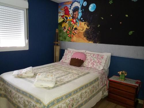 um quarto com uma cama e um quadro na parede em Flor de Canela em São Roque