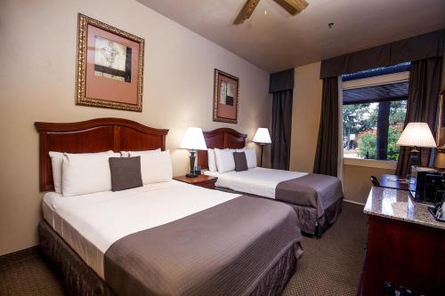 una camera d'albergo con due letti e una finestra di O'Brien Riverwalk Boutique Hotel a San Antonio