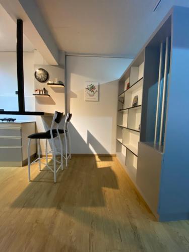 eine Küche mit einem Schreibtisch und einem Stuhl in einem Zimmer in der Unterkunft Cambaceres Apart B in Ushuaia