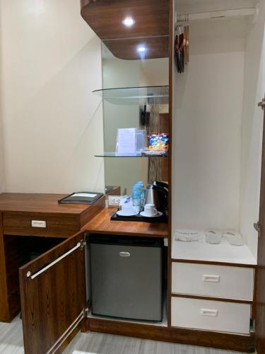 A kitchen or kitchenette at Rustic Crown Hotel