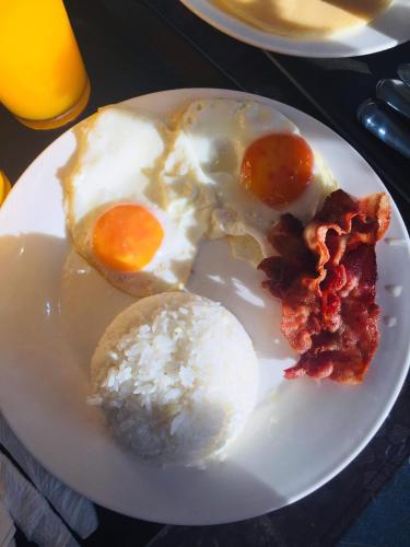Makanan di atau berdekatan rumah tamu ini