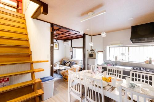 cocina y sala de estar con mesa y sillas en Family house (private house), en Osaka