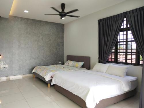 een slaapkamer met een bed en een plafondventilator bij Ipoh TG Signature in Ipoh