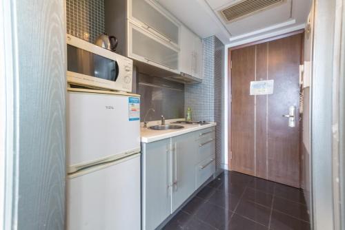 Η κουζίνα ή μικρή κουζίνα στο Shanghai Jiarong Hotel Apartment