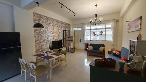 台东Bonjour, Paris 日安巴黎民宿 編號995的带桌椅和沙发的客厅