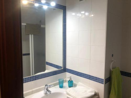 un baño con lavabo y espejo en PISO 1ª LINEA SANLUCAR DE BARRAMEDA, en Sanlúcar de Barrameda