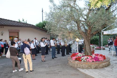 a group of people standing in front of a tree at Hotel Ismaele in Chiusi