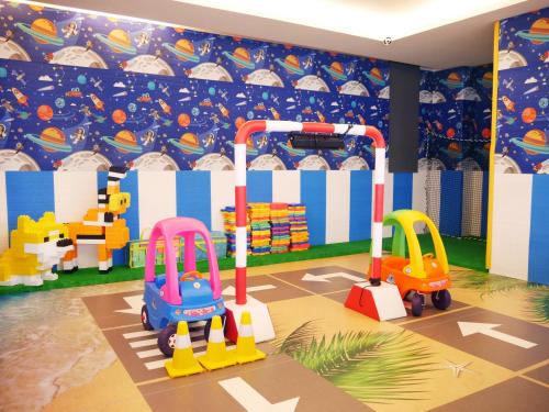 a childrens play area with toy cars on a floor at Dubai Villa Motel in Daya