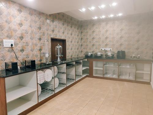 Kuchyň nebo kuchyňský kout v ubytování Swarna Sudarshan Service Apartments Sholinganallur
