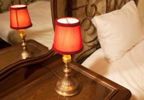 two lamps on a table in front of a bed at Apartment Hotel Shinjuku in Tokyo