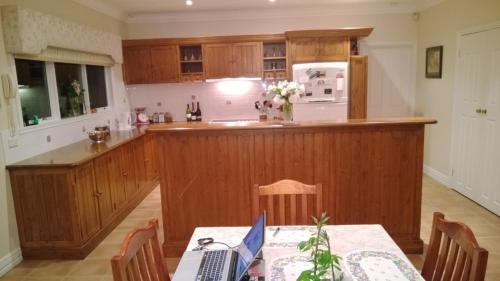 una cocina con mesa y ordenador portátil. en Cleggett Estate, en Gisborne
