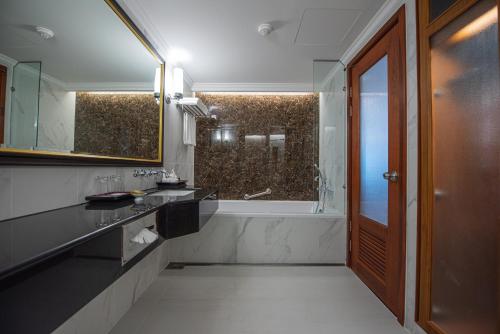 Bagno di The Empress Premier Chiang Mai