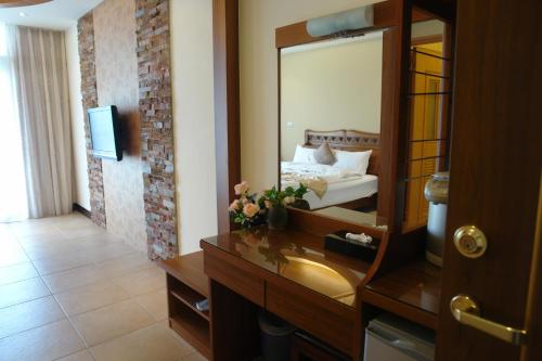 a hotel room with a mirror and a bed at Hualien Sheraton Hostel in Hualien City