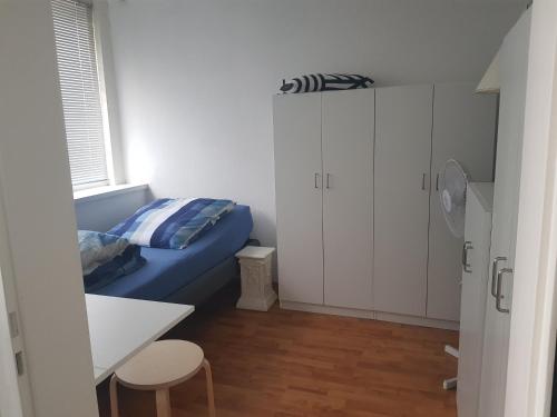 - une chambre avec un lit, un bureau et une table dans l'établissement Bei Barbara, à Wittingen