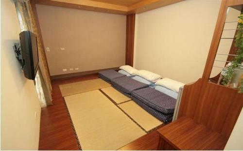 a living room with two beds in a room at Hualien Sheraton Hostel in Hualien City