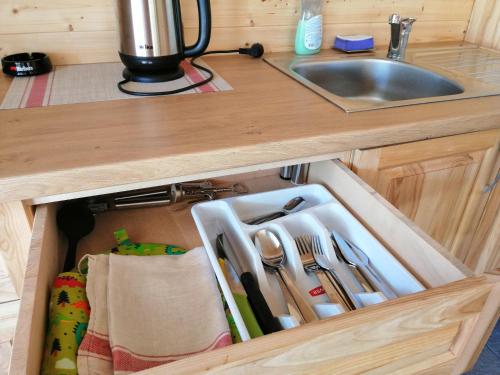 a drawer in a kitchen with a sink at Kauksi Puhkemaja in Kauksi