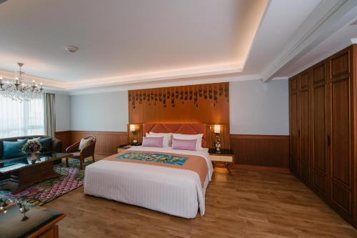 Letto o letti in una camera di The Empress Premier Chiang Mai