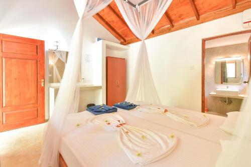 De Silva Palm Resort tesisinde bir odada yatak veya yataklar