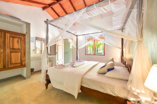 Uma cama ou camas num quarto em De Silva Palm Resort