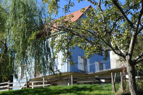 Κήπος έξω από το Les Locations de Stéphanie ,gîte L'Arbre Vert