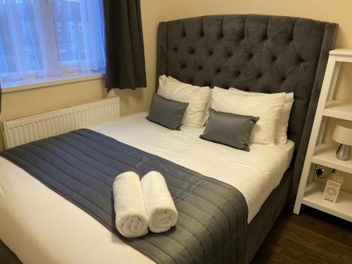 een slaapkamer met een groot bed en handdoeken bij Apartment 20 @ Excel London in Londen