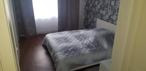 a bedroom with a bed and a window at BS Business Travelling Hannover City in Hannover
