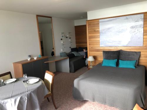 una camera d'albergo con letto e divano di Appartement vue sur mer proche Thalassothérapie a Quiberon