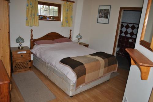 um quarto com uma cama e piso em madeira em Oldcotes Cottages em Firbeck