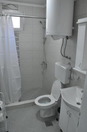 Kylpyhuone majoituspaikassa Apartmani Bojana