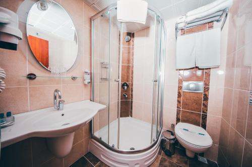 uma casa de banho com um chuveiro, um lavatório e um WC. em Yel Holiday Resort em Oludeniz