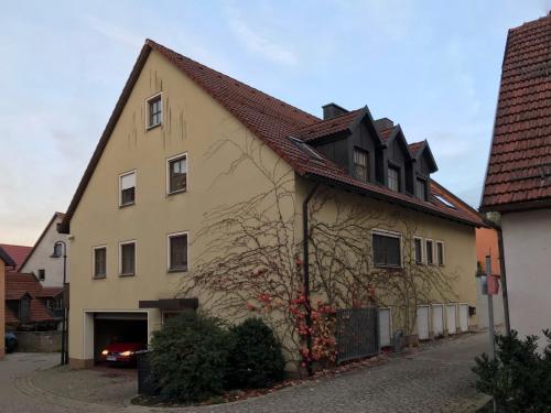 a building with a brown roof at Ferienwohnung Burgblick in Betzenstein