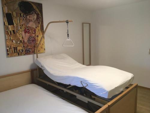 una habitación de hospital con 2 camas y una lámpara en Ferienwohnung Herbsleben, en Herbsleben